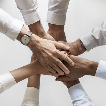 Foto van handen op elkaar: Teamcoaching - Psychologische veiligheid maakt teamleden onderling sterker - De Nootenkraker voor de Nieuwetijdse Bedrijfscultuur