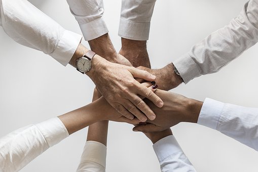 Foto van handen op elkaar: Teamcoaching - Psychologische veiligheid maakt teamleden onderling sterker - De Nootenkraker voor de Nieuwetijdse Bedrijfscultuur