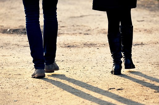 Foto van twee wandelende mensen: Walk the talk - De Nootenkraker voor de Nieuwetijdse Bedrijfscultuur